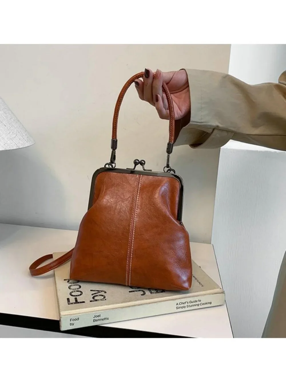 Chic PU Leather Crossbody Bag with Kiss Lock Clasp | Stylish Hobo Tote Purse